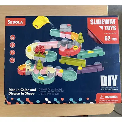 Foto aus der offiziellen Meldung: Sedola LATERN 62 Pièces Jouets de Bain pour Enfants, Tobog-gan Canard sur Rail Mural Badespielzeug — Risiko: Ersticken