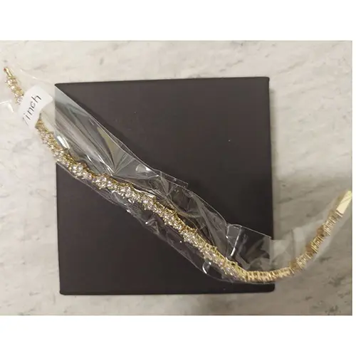 Foto aus der offiziellen Meldung: Collier de tennis croisé pour hommes et femmes Armband — Risiko: Chemikalie