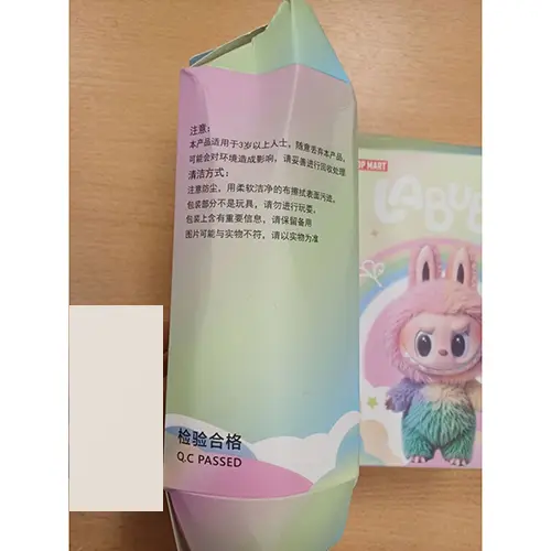 Photo from the official notice: Counterfeit POPMART Peluche Pupazzo Couleur Arc en Ciel. Magnifique douce pour les calins soft toy — choking risk