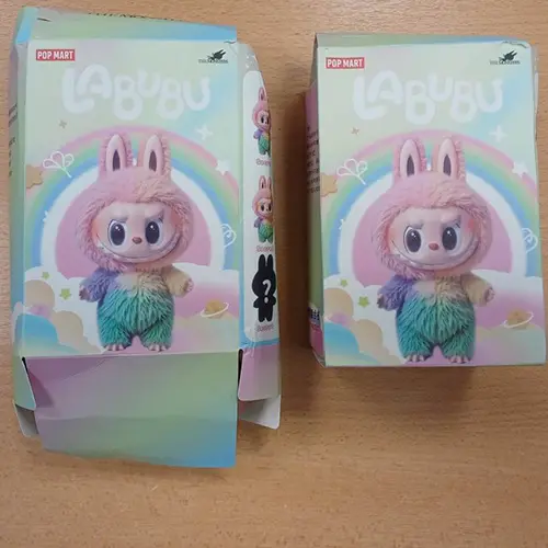 Photo from the official notice: Counterfeit POPMART Peluche Pupazzo Couleur Arc en Ciel. Magnifique douce pour les calins soft toy — choking risk