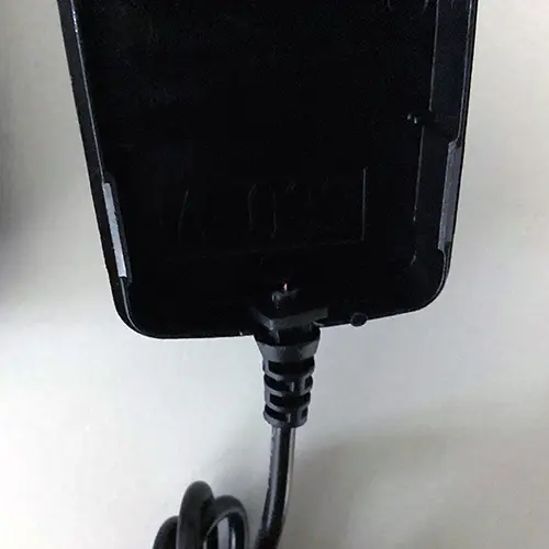 Foto aus der offiziellen Meldung: Evergreen labs Fake Ladegerät mit Geheimversteck: Diskretes Design, sicheres Versteck — Risiko: Elektrischer Schlag