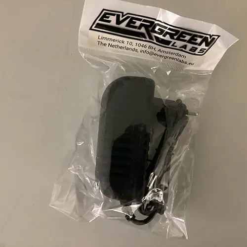 Foto aus der offiziellen Meldung: Evergreen labs Fake Ladegerät mit Geheimversteck: Diskretes Design, sicheres Versteck — Risiko: Elektrischer Schlag