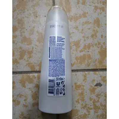 Foto aus der offiziellen Meldung: Dove NUTRITIVE SOLUTIONS Hair Fall Rescue SHAMPOO WITH TRICHAZOLE ACTIVES — Risiko: Chemikalie