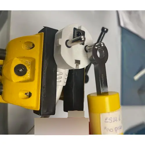 Foto do aviso oficial: Hama Power strip 6 way Chumbo da extensão — risco: Choque elétrico