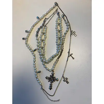 Photo de l’avis officiel: Pearl Necklace with Gothic Cross Collier — risque: Risque chimique