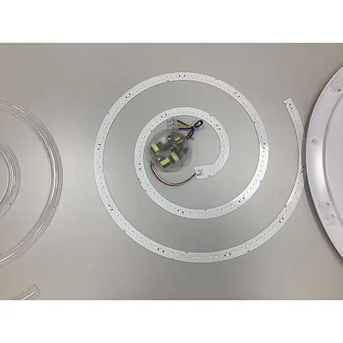 Photo de l’avis officiel: Trio LED Deckenleuchte Sella Plafonnier — risque: Brûlures