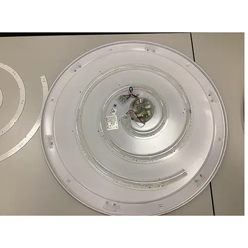 Photo de l’avis officiel: Trio LED Deckenleuchte Sella Plafonnier — risque: Brûlures