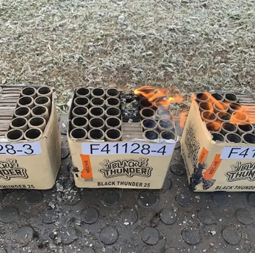 Foto dell’avviso ufficiale: Fireworks International B.V. Black Thunder 25 Fuochi d'artificio — rischio: Ustioni & Incendio