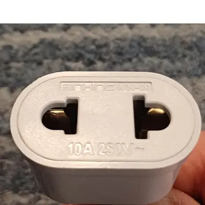 Foto aus der offiziellen Meldung: Binxing Reiseadapter — Risiko: Elektrischer Schlag