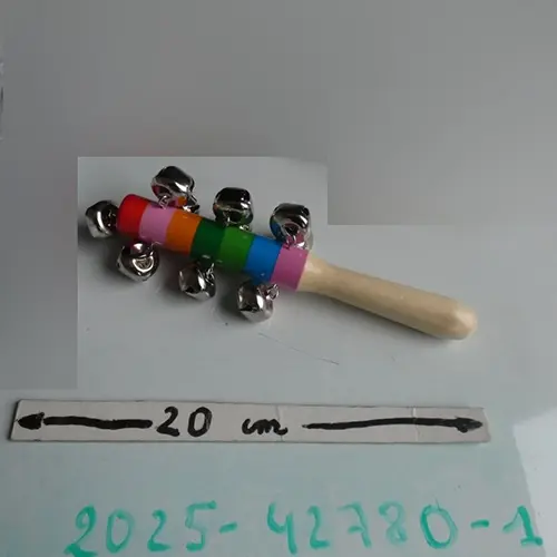 Foto uit de officiële melding: Bâton à grelots Montessori / Interesting Finger Toys De rammelaar van het speelgoed — risico: Verstikking door inslikken