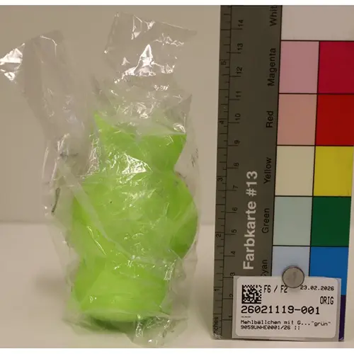 Foto dell’avviso ufficiale: Mehlbällchen mit G..."grün" Giocattolo di plastica — rischio: Ostruzione delle vie aeree