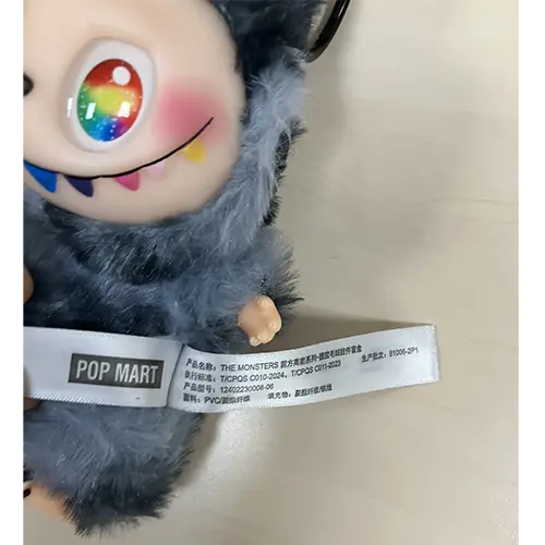 Photo from the official notice: POP MART (Fälschung/Counterfeit) LAFUFU, The Monsters Big into Energy Series Vinyl Plush Pedant Blind Box soft — chemical & choking risk