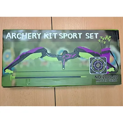 Foto aus der offiziellen Meldung: Set de jouets de tir à noeud - Avec des flèches à ventouse, une cible et un carquois Bogenspielzeug-Set — Risiko: Ersticken & Verletzungen