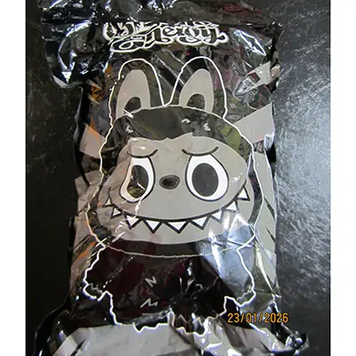 Foto do aviso oficial: POP MART THE MONSTERS EXCITING MACARON Brinquedo macio com chaveiro — risco: Químico & Engasgamento