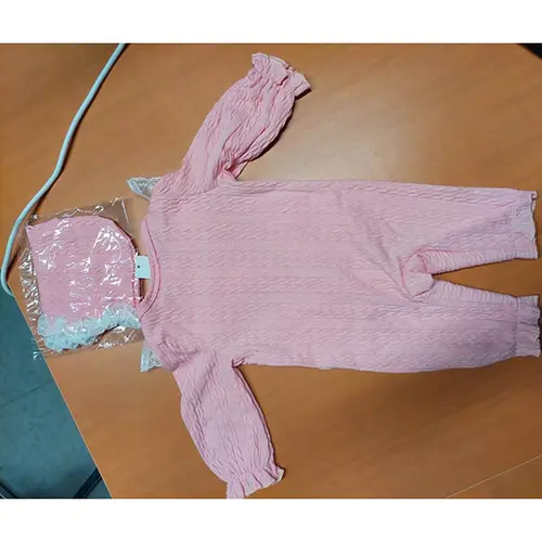 Foto do aviso oficial: Shein 2 pièces Ensemble barboteuse et chapeau en tricot doux pour bébé fille nouveau-né avec bordure Fato-maca — risco: Estrangulamento
