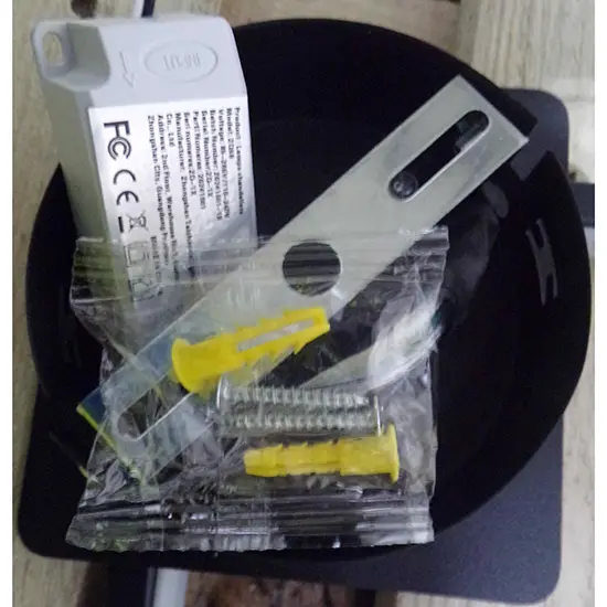Photo de l’avis officiel: Lamps chandeliers Plafonnier — risque: Choc électrique (SR/01438/26)