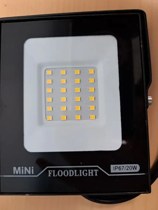 Foto do aviso oficial: *DSELCHUN * Mini Floodlight Projetor LED — risco: Choque elétrico