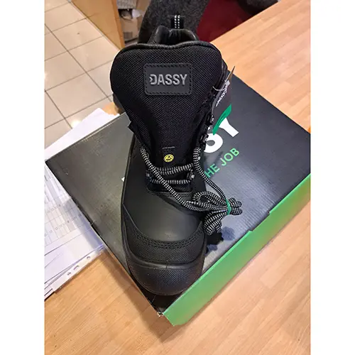 Foto aus der offiziellen Meldung: DASSY DASSY AMON S3S FO SC SR 25596 Sicherheitsschuhe — Risiko: Verletzungen