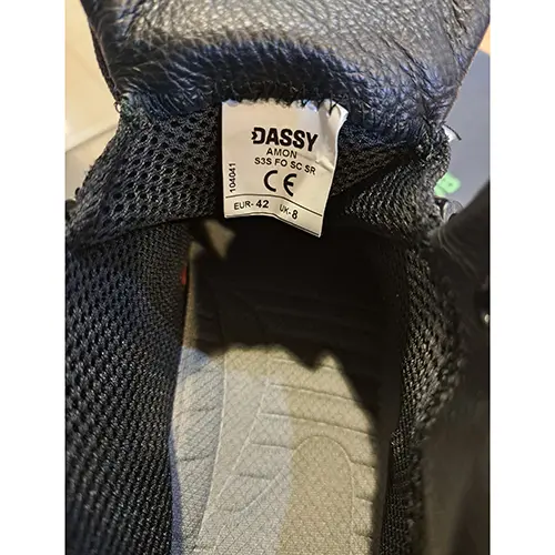 Foto aus der offiziellen Meldung: DASSY DASSY AMON S3S FO SC SR 25596 Sicherheitsschuhe — Risiko: Verletzungen