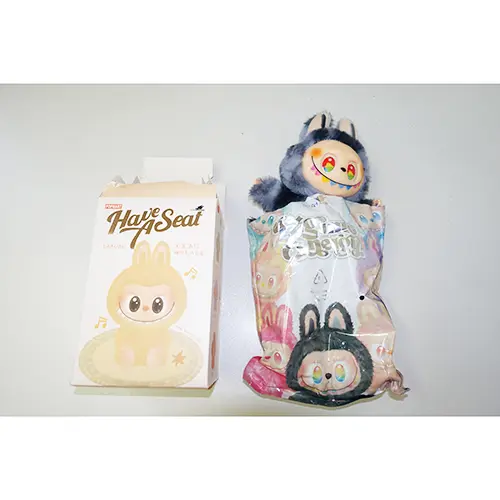 Foto dell’avviso ufficiale: Pop Mart (COUNTERFEIT) THE MONSTERS - Have a Seat Vinyl Plush Blind Box Giocattolo morbido — rischio: Rischio chimico