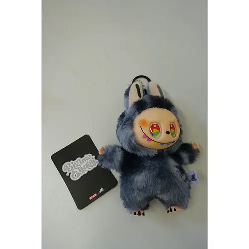 Foto dell’avviso ufficiale: Pop Mart (COUNTERFEIT) THE MONSTERS - Have a Seat Vinyl Plush Blind Box Giocattolo morbido — rischio: Rischio chimico