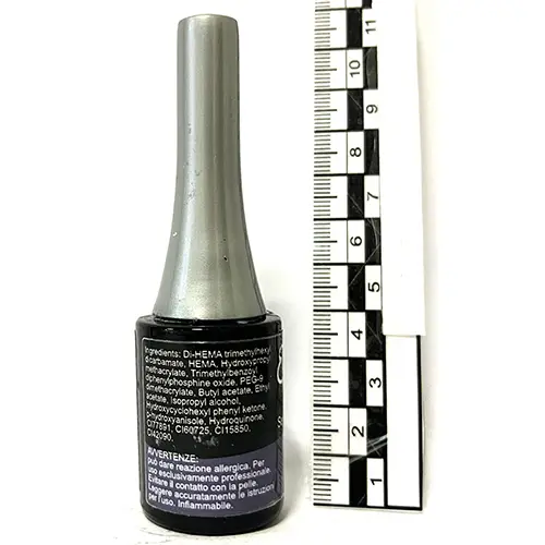 Foto uit de officiële melding: Estrosa Viola Glamour Gel nagellak — risico: Chemische risico's