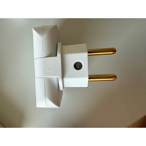 Foto aus der offiziellen Meldung: POWICE Reiseadapter — Risiko: Elektrischer Schlag