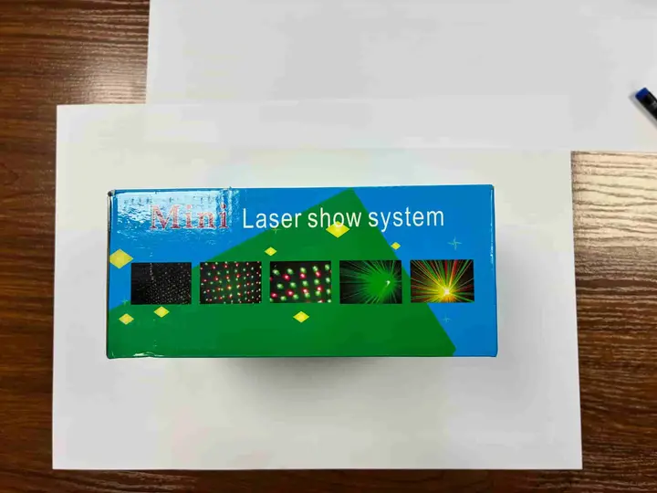 Foto aus der offiziellen Meldung: Mini Laser show system Laserprojektor — Risiko: Sehschaden