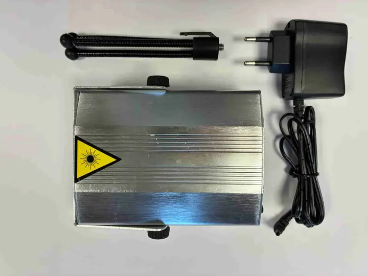 Foto aus der offiziellen Meldung: Mini Laser show system Laserprojektor — Risiko: Sehschaden