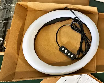 Foto do aviso oficial: UPhitnis 10 Inch Ring Light with Tripod Stand Iluminação de tripés — risco: Químico & Engasgamento