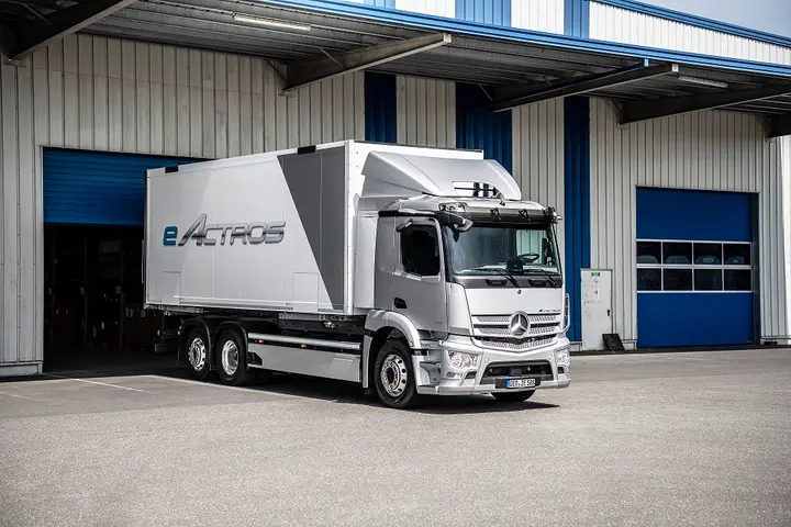 Photo de l’avis officiel: Mercedes-Benz ACTROS, AROCS, ATEGO, eACTROS Camion — risque: Blessures (SR/02066/26)