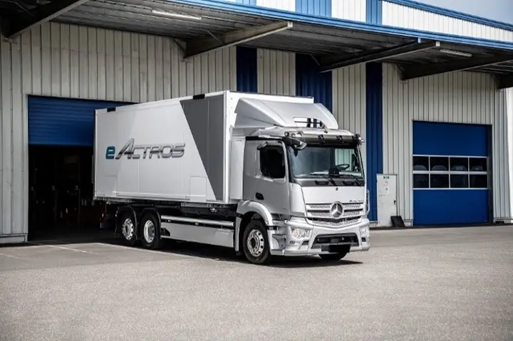 Photo de l’avis officiel: Mercedes-Benz ACTROS, AROCS, ATEGO, eACTROS Camion — risque: Blessures (SR/02067/26)