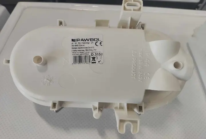 Photo from the official notice: Pawbol Oprawa oswietleniowa z siatka metalowa lamp — electric shock risk