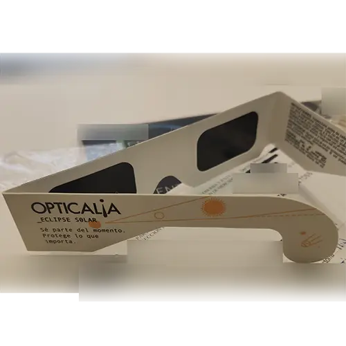 Photo from the official notice: OPTICALIA GAFAS ECLIPSE solar eclipse glasses — damage to sight risk