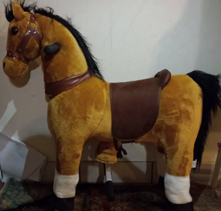 Foto aus der offiziellen Meldung: Cheval d'équitation à roues Spielzeugpferd — Risiko: Einklemmen