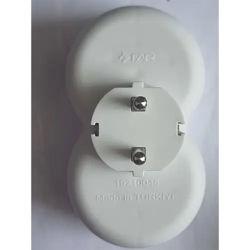Foto aus der offiziellen Meldung: Far Doppelsteckeradapter — Risiko: Elektrischer Schlag