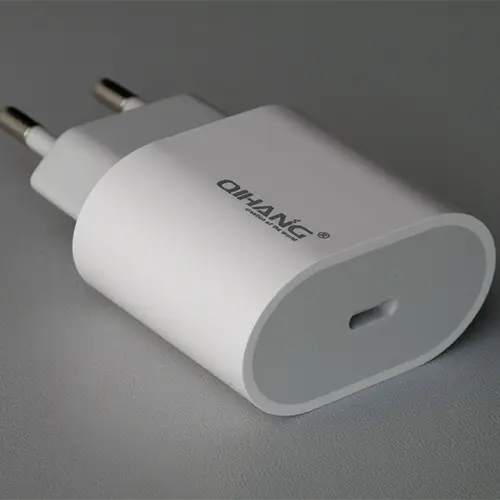 Photo de l’avis officiel: Qihang FAST CHARGER Chargeur USB — risque: Choc électrique