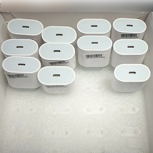Foto uit de officiële melding: Gpengkj UNIVERSAL PD TRAVEL CHARGER USB-oplader — risico: Elektrische schok