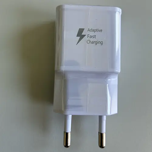 Foto aus der offiziellen Meldung: JupptElectronics Travel Adapter, Mobile Phone Charger USB-Ladegeräte-Set — Risiko: Elektrischer Schlag & Feuer