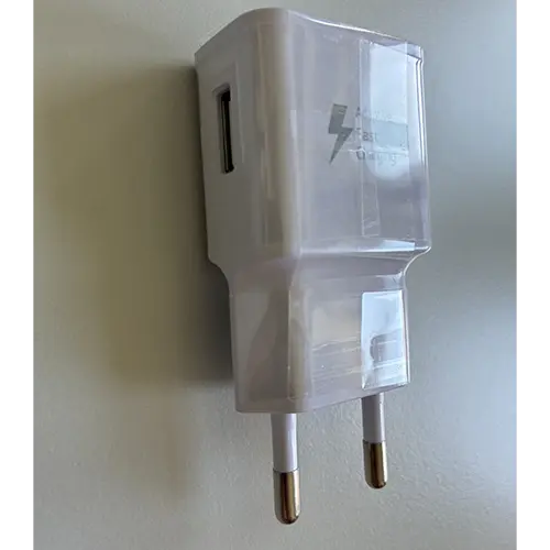 Foto aus der offiziellen Meldung: JupptElectronics Travel Adapter, Mobile Phone Charger USB-Ladegeräte-Set — Risiko: Elektrischer Schlag & Feuer