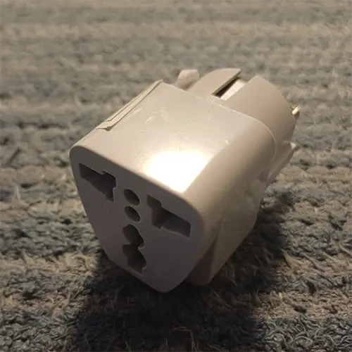 Foto aus der offiziellen Meldung: Travel Adapter for EU Reiseadapter — Risiko: Elektrischer Schlag