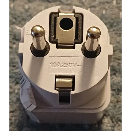 Foto aus der offiziellen Meldung: Travel Adapter for EU Reiseadapter — Risiko: Elektrischer Schlag