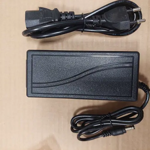 Foto aus der offiziellen Meldung: Alimentation universelle 12V DC, 12V 5V 6V 9V 10V 15V 24V 1A 2A 3A 5A 6A 8A, transformateur AC 220V. Ladegerät — Risiko: Elektrischer Schlag