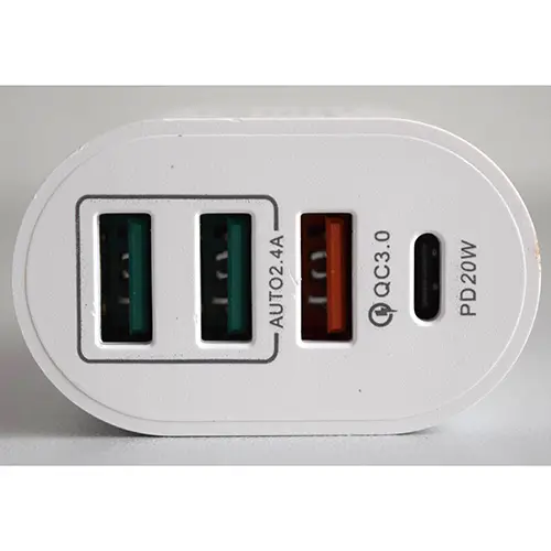 Photo de l’avis officiel: QUICK CHARGER Chargeur USB — risque: Choc électrique