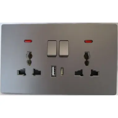 Foto do aviso oficial: 2-Gang Universal Wall Socket Tomada de parede — risco: Choque elétrico & Incêndio