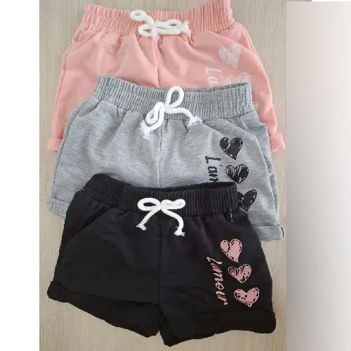 Foto aus der offiziellen Meldung: Ensemble de 3 pièces pour tout-petites filles: short à motif de cœur avec ceinture nouée Kindershorts — Risiko: Verletzungen