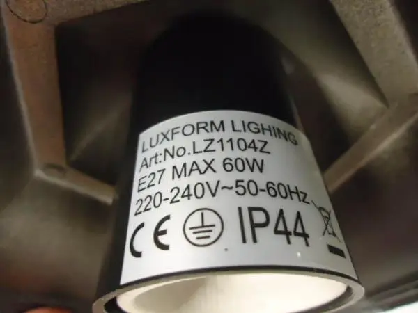 Foto aus der offiziellen Meldung: LUXFORM Außenleuchte — Risiko: Elektrischer Schlag