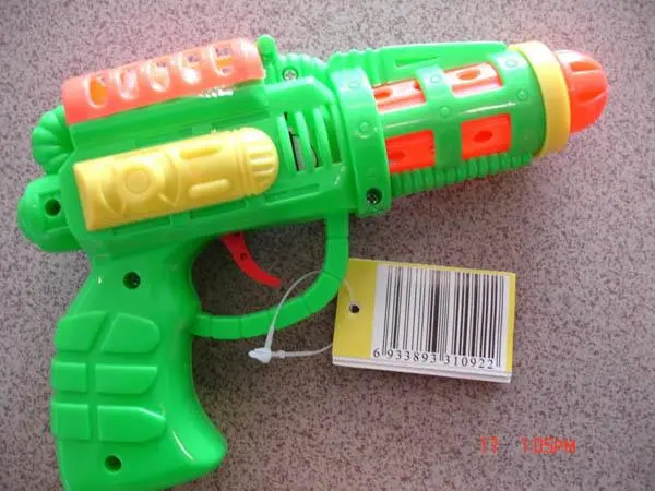 Foto do aviso oficial: Yummy Toys Spark Gun Brinquedo com doces — risco: Engasgamento