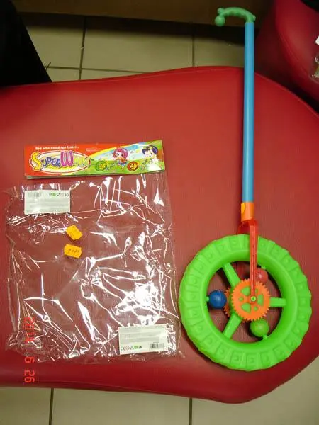 Foto aus der offiziellen Meldung: Super Wheel Push-along Spielzeug — Risiko: Ersticken (A12/0004/15)