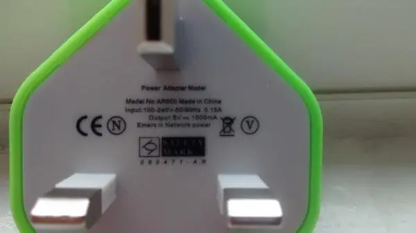 Foto uit de officiële melding: Emers In Network Power Power Adapter Model AC/DC-adapter — risico: Elektrische schok & Brand